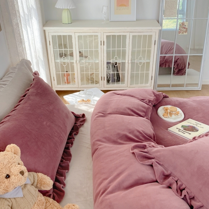 91家纺网 家纺一手货源 找家纺 六巷胡同 2021新款牛奶绒ins混搭花边款四件套 酒红浅灰