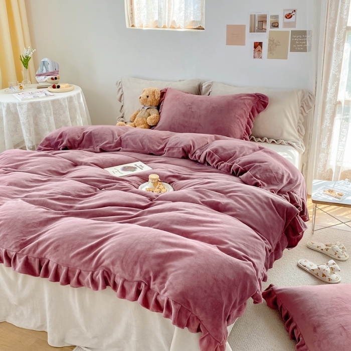 91家纺网 家纺一手货源 找家纺 六巷胡同 2021新款牛奶绒ins混搭花边款四件套 酒红浅灰