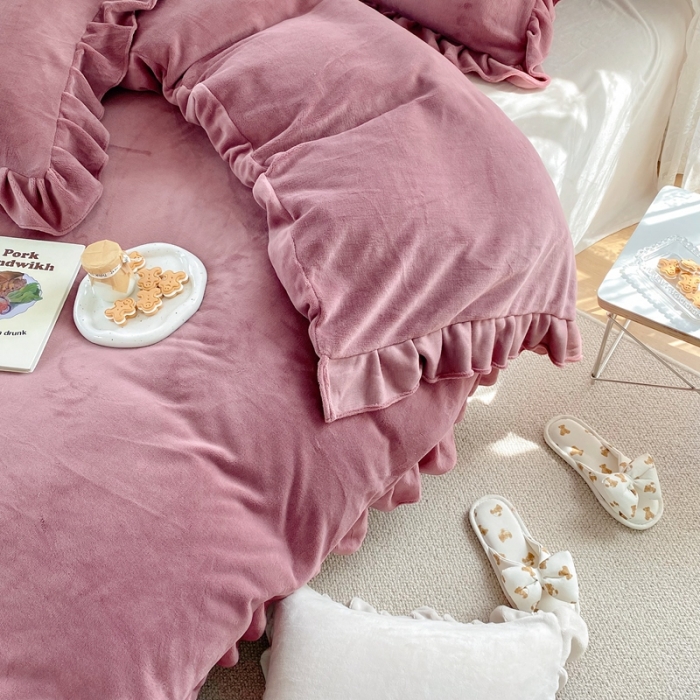 91家纺网 家纺一手货源 找家纺 六巷胡同 2021新款牛奶绒ins混搭花边款四件套 酒红浅灰