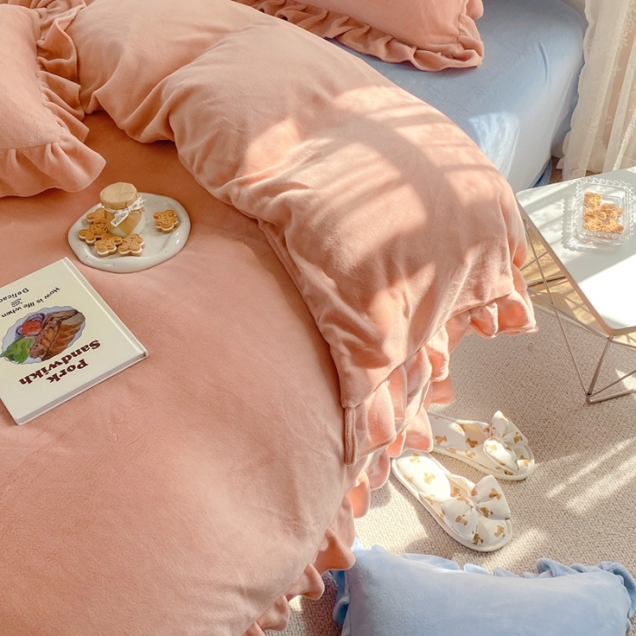 91家纺网 家纺一手货源 找家纺 六巷胡同 2021新款牛奶绒ins混搭花边款四件套 橘粉雾蓝