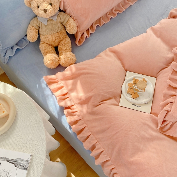 91家纺网 家纺一手货源 找家纺 六巷胡同 2021新款牛奶绒ins混搭花边款四件套 橘粉雾蓝