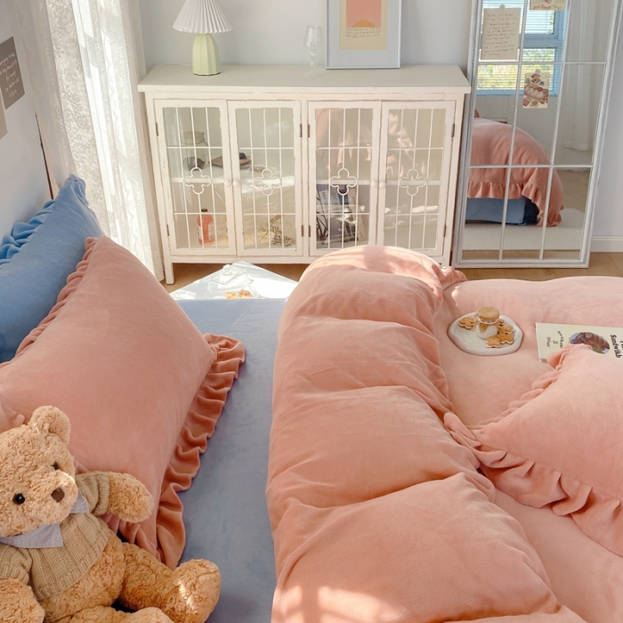 91家纺网 家纺一手货源 找家纺 六巷胡同 2021新款牛奶绒ins混搭花边款四件套 橘粉雾蓝