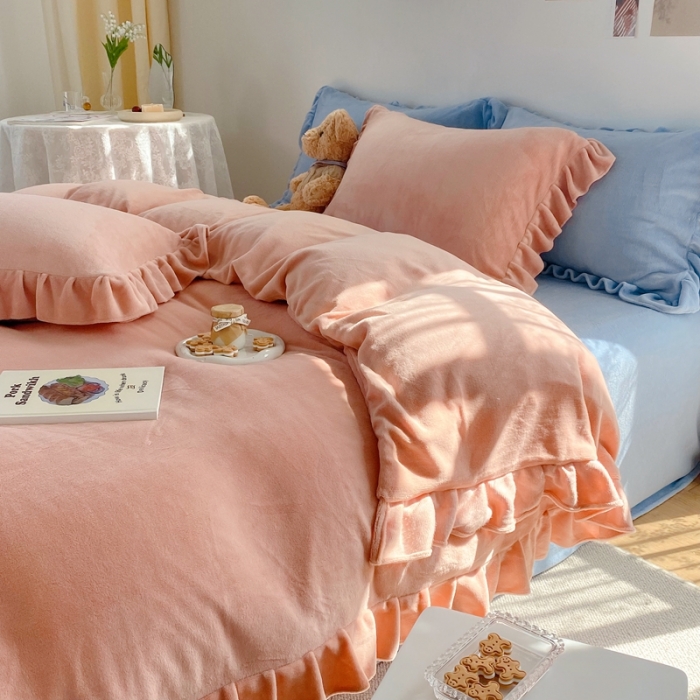 91家纺网 家纺一手货源 找家纺 六巷胡同 2021新款牛奶绒ins混搭花边款四件套 橘粉雾蓝