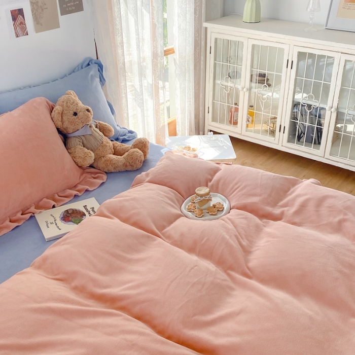 91家纺网 家纺一手货源 找家纺 六巷胡同 2021新款牛奶绒ins混搭花边款四件套 橘粉雾蓝