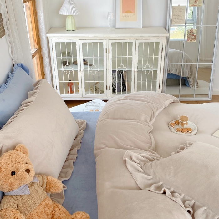 91家纺网 家纺一手货源 找家纺 六巷胡同 2021新款牛奶绒ins混搭花边款四件套 浅灰雾蓝