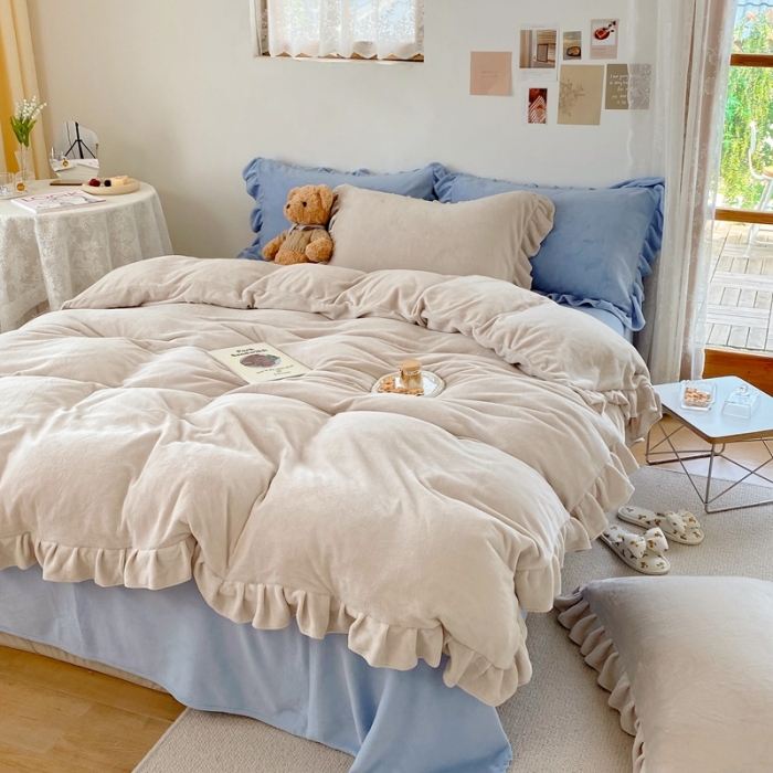 91家纺网 家纺一手货源 找家纺 六巷胡同 2021新款牛奶绒ins混搭花边款四件套 浅灰雾蓝