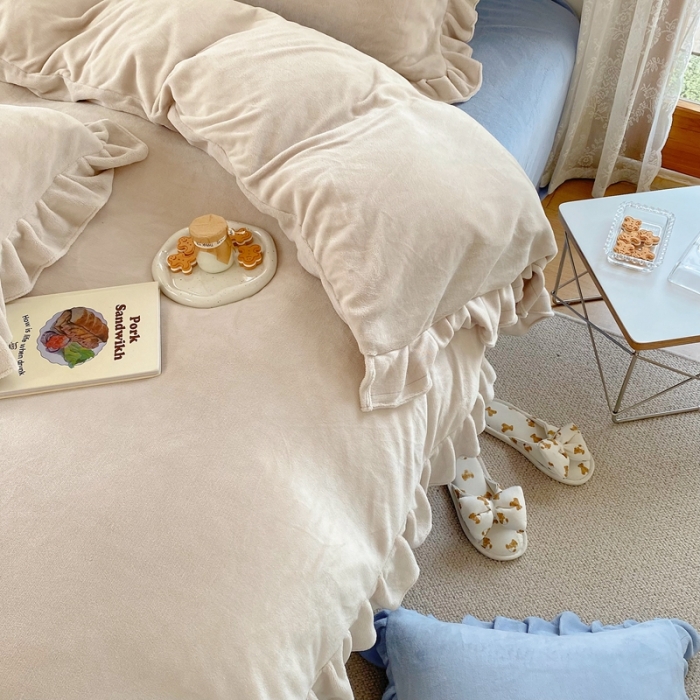 91家纺网 家纺一手货源 找家纺 六巷胡同 2021新款牛奶绒ins混搭花边款四件套 浅灰雾蓝