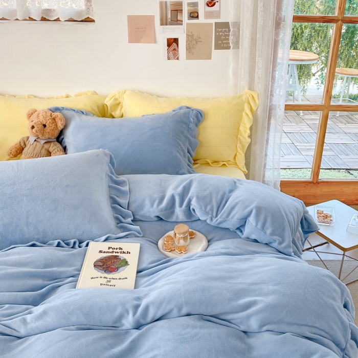 91家纺网 家纺一手货源 找家纺 六巷胡同 2021新款牛奶绒ins混搭花边款四件套 雾蓝奶黄