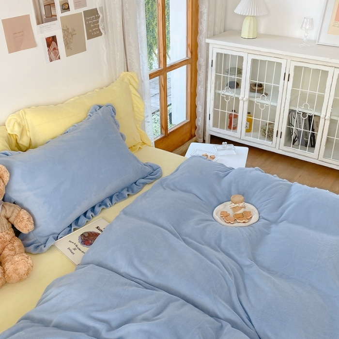 91家纺网 家纺一手货源 找家纺 六巷胡同 2021新款牛奶绒ins混搭花边款四件套 雾蓝奶黄