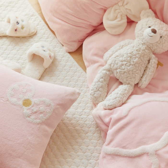 91家纺网 家纺一手货源 找家纺 朗莎家纺 2021新款毛巾绣牛奶绒四件套 悠悠熊粉