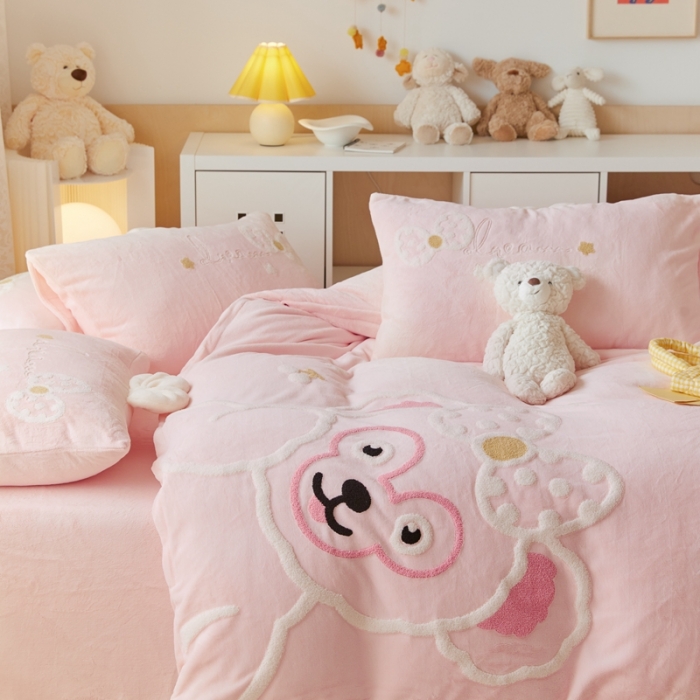 91家纺网 家纺一手货源 找家纺 朗莎家纺 2021新款毛巾绣牛奶绒四件套 悠悠熊粉