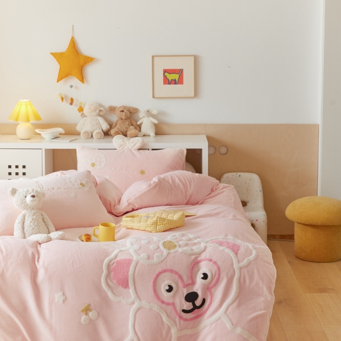 91家纺网 家纺一手货源 找家纺 朗莎家纺 2021新款毛巾绣牛奶绒四件套 悠悠熊粉