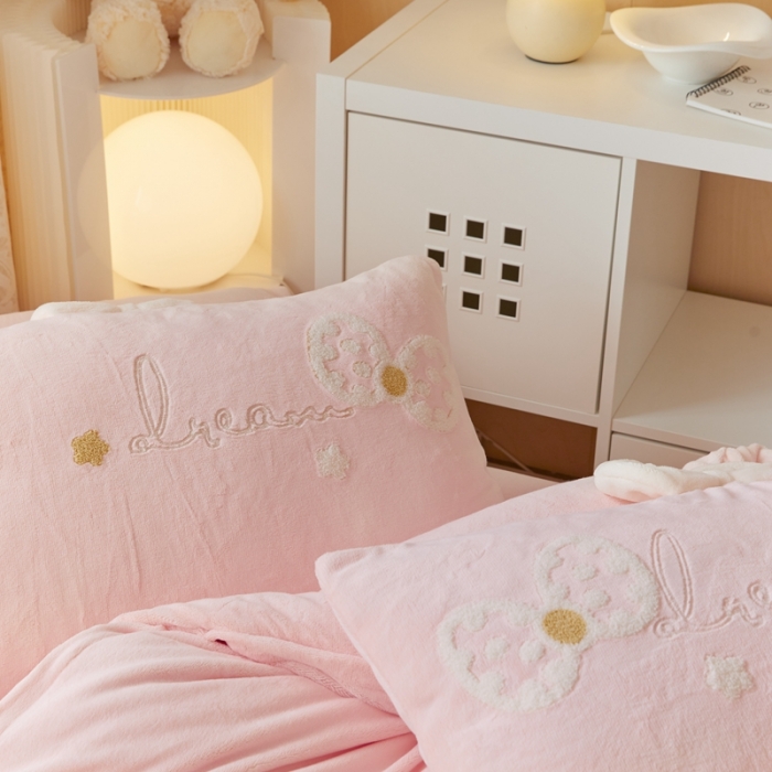 91家纺网 家纺一手货源 找家纺 朗莎家纺 2021新款毛巾绣牛奶绒四件套 悠悠熊粉