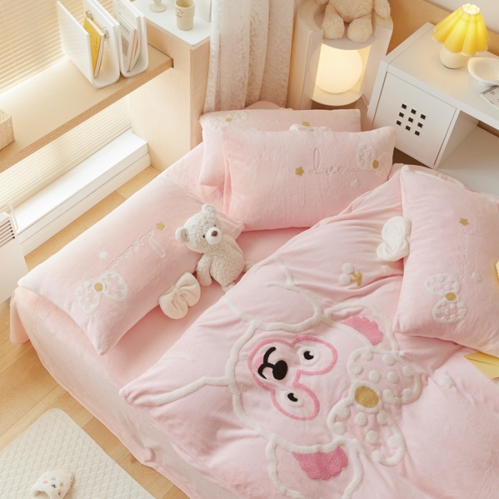 91家纺网 家纺一手货源 找家纺 朗莎家纺 2021新款毛巾绣牛奶绒四件套 悠悠熊粉