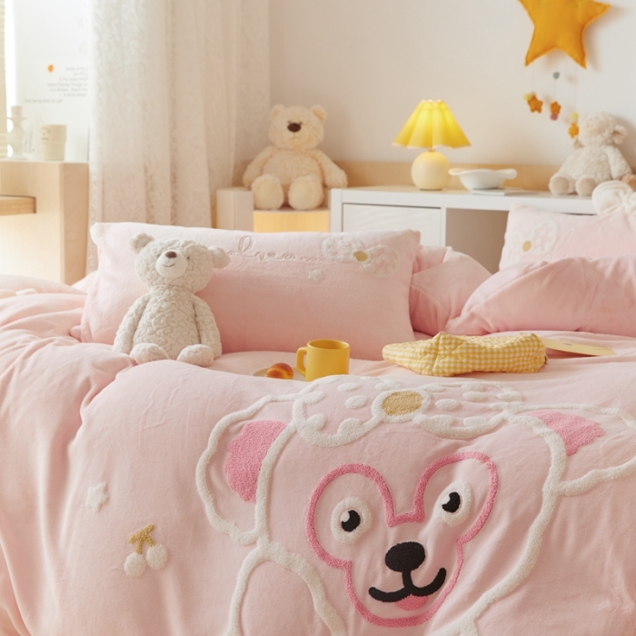 91家纺网 家纺一手货源 找家纺 朗莎家纺 2021新款毛巾绣牛奶绒四件套 悠悠熊粉