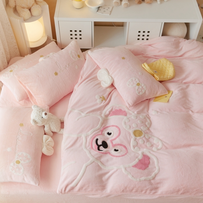 91家纺网 家纺一手货源 找家纺 朗莎家纺 2021新款毛巾绣牛奶绒四件套 悠悠熊粉