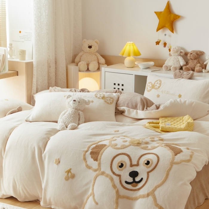 91家纺网 家纺一手货源 找家纺 朗莎家纺 2021新款毛巾绣牛奶绒四件套 悠悠熊卡其