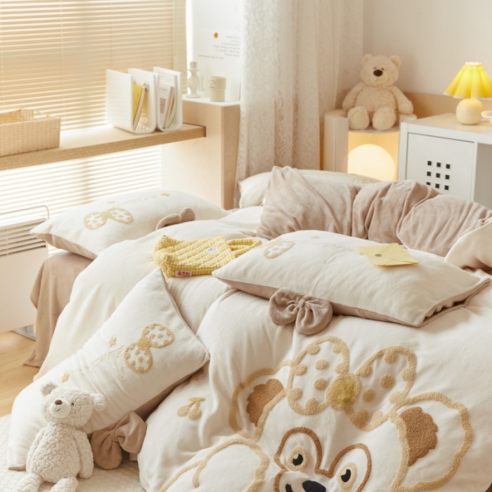 91家纺网 家纺一手货源 找家纺 朗莎家纺 2021新款毛巾绣牛奶绒四件套 悠悠熊卡其