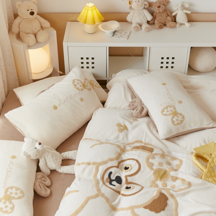 91家纺网 家纺一手货源 找家纺 朗莎家纺 2021新款毛巾绣牛奶绒四件套 悠悠熊卡其