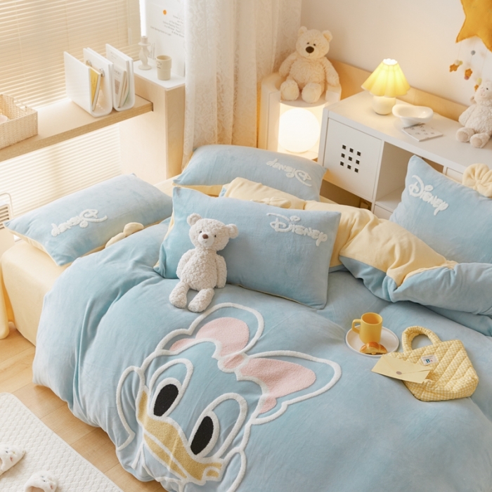 91家纺网 家纺一手货源 找家纺 朗莎家纺 2021新款毛巾绣牛奶绒四件套 黛西天蓝