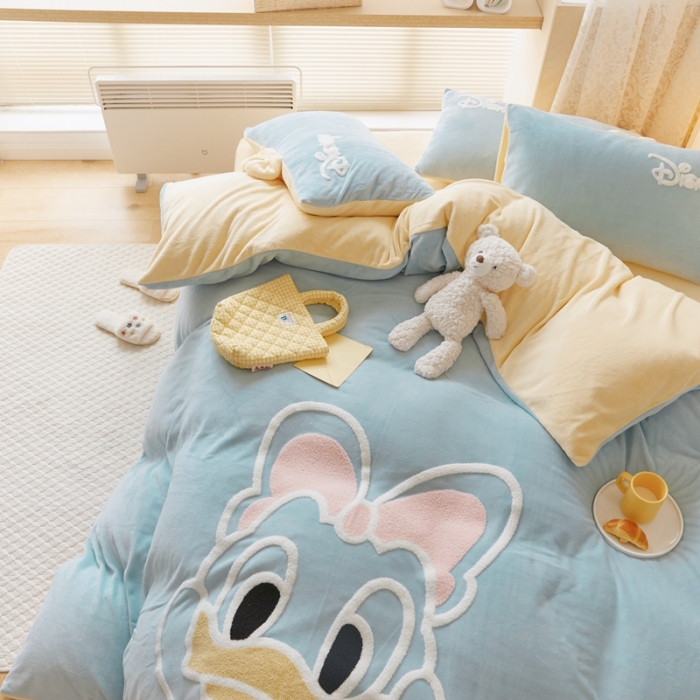 91家纺网 家纺一手货源 找家纺 朗莎家纺 2021新款毛巾绣牛奶绒四件套 黛西天蓝