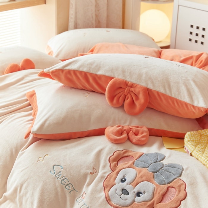 91家纺网 家纺一手货源 找家纺 朗莎家纺 2021新款贴布绣牛奶绒四件套 悠悠熊