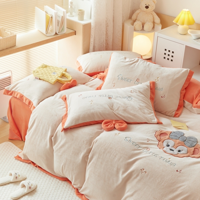 91家纺网 家纺一手货源 找家纺 朗莎家纺 2021新款贴布绣牛奶绒四件套 悠悠熊