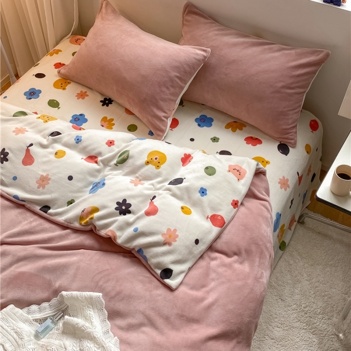 91家纺网 家纺一手货源 找家纺 棉眠 2021新款纯色拼卡通牛奶绒四件套 森林奇遇-粉