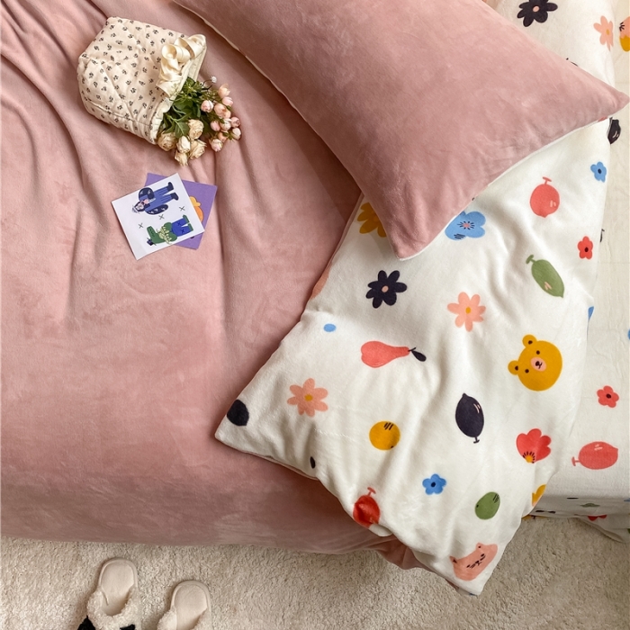 91家纺网 家纺一手货源 找家纺 棉眠 2021新款纯色拼卡通牛奶绒四件套 森林奇遇-粉