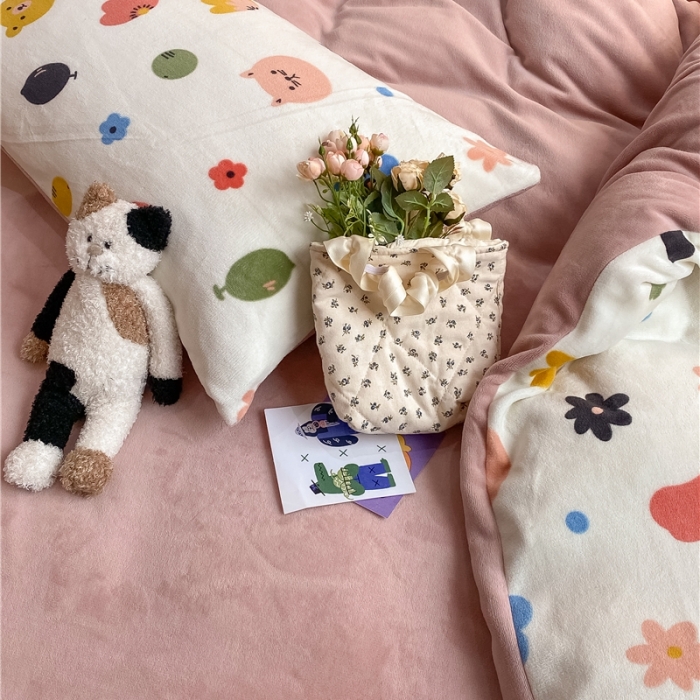 91家纺网 家纺一手货源 找家纺 棉眠 2021新款纯色拼卡通牛奶绒四件套 森林奇遇-粉