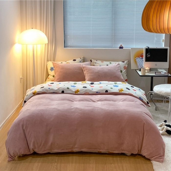 91家纺网 家纺一手货源 找家纺 棉眠 2021新款纯色拼卡通牛奶绒四件套 森林奇遇-粉