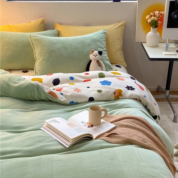 91家纺网 家纺一手货源 找家纺 棉眠 2021新款纯色拼卡通牛奶绒四件套 森林奇遇-绿