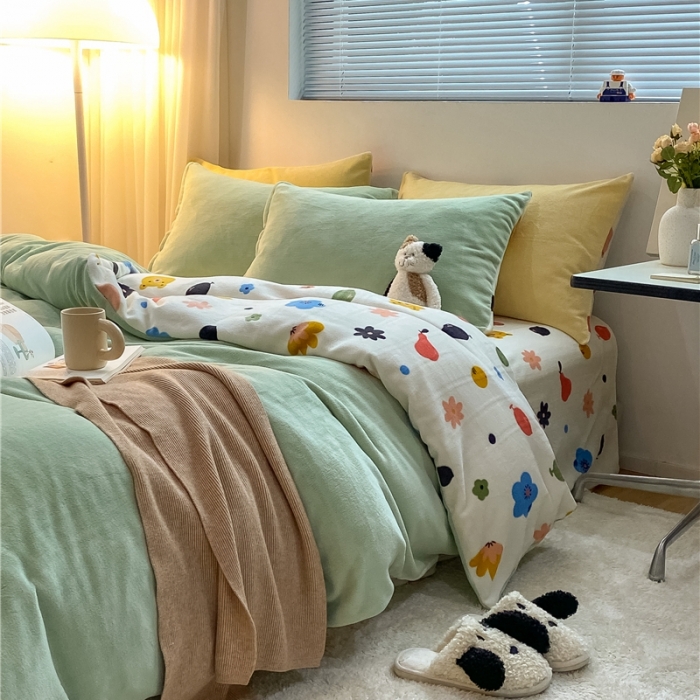 91家纺网 家纺一手货源 找家纺 棉眠 2021新款纯色拼卡通牛奶绒四件套 森林奇遇-绿