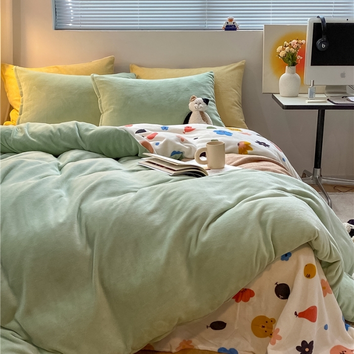 91家纺网 家纺一手货源 找家纺 棉眠 2021新款纯色拼卡通牛奶绒四件套 森林奇遇-绿