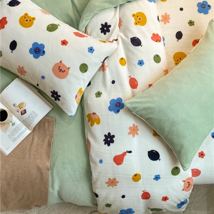 91家纺网 家纺一手货源 找家纺 棉眠 2021新款纯色拼卡通牛奶绒四件套 森林奇遇-绿