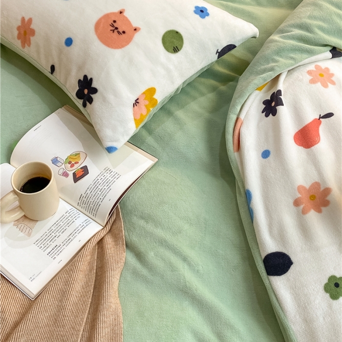 91家纺网 家纺一手货源 找家纺 棉眠 2021新款纯色拼卡通牛奶绒四件套 森林奇遇-绿