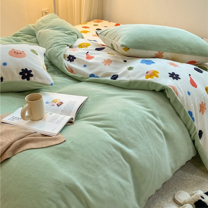 91家纺网 家纺一手货源 找家纺 棉眠 2021新款纯色拼卡通牛奶绒四件套 森林奇遇-绿