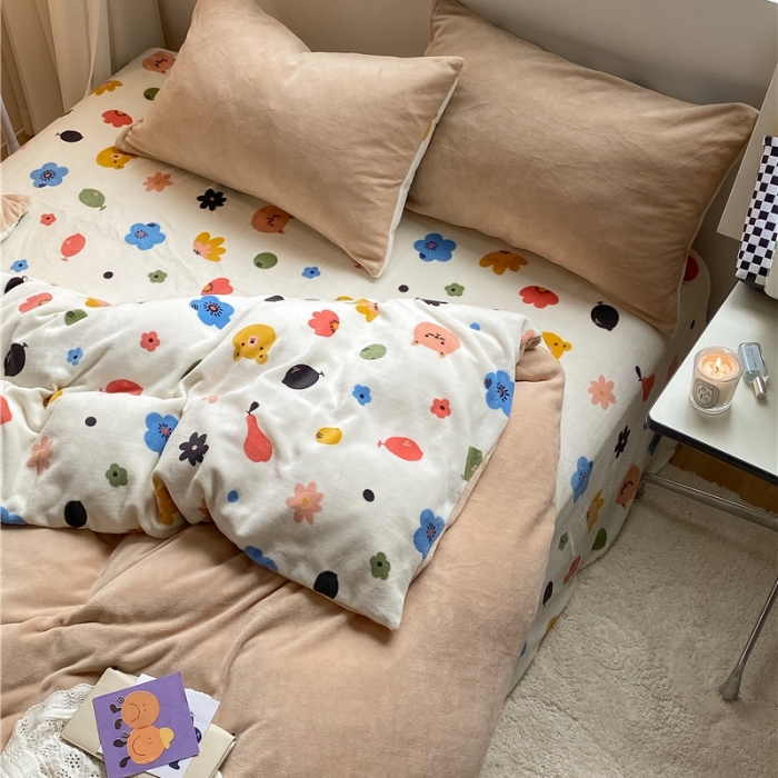 91家纺网 家纺一手货源 找家纺 棉眠 2021新款纯色拼卡通牛奶绒四件套 森林奇遇-杏仁