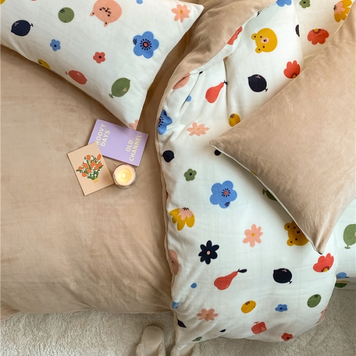 91家纺网 家纺一手货源 找家纺 棉眠 2021新款纯色拼卡通牛奶绒四件套 森林奇遇-杏仁