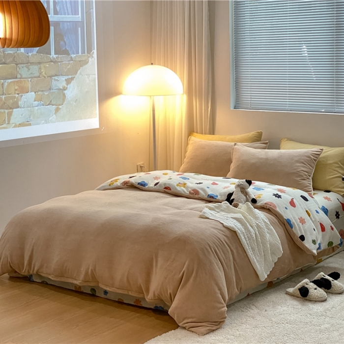 91家纺网 家纺一手货源 找家纺 棉眠 2021新款纯色拼卡通牛奶绒四件套 森林奇遇-杏仁