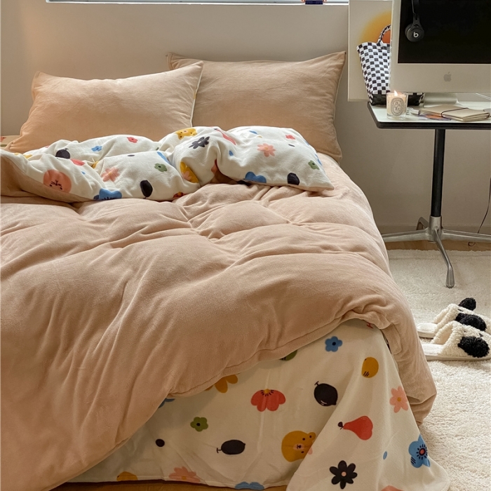 91家纺网 家纺一手货源 找家纺 棉眠 2021新款纯色拼卡通牛奶绒四件套 森林奇遇-杏仁