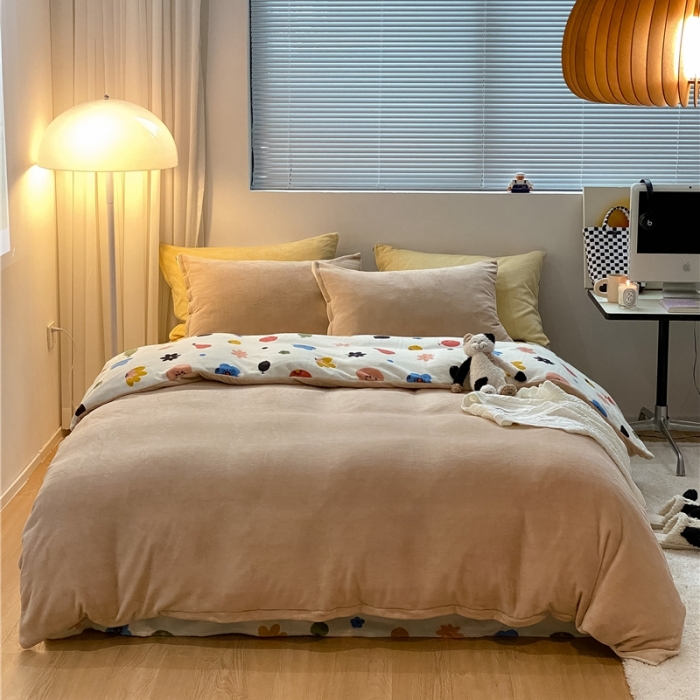 91家纺网 家纺一手货源 找家纺 棉眠 2021新款纯色拼卡通牛奶绒四件套 森林奇遇-杏仁