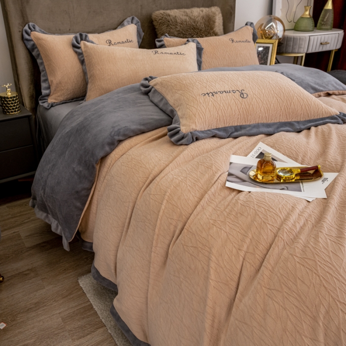 91家纺网 家纺一手货源 找家纺 骏腾 2022新款酒店风雕花牛奶绒刺绣款四件套-浪漫满屋 卡其