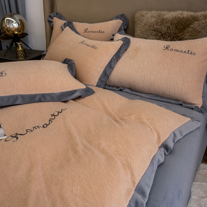 91家纺网 家纺一手货源 找家纺 骏腾 2022新款酒店风雕花牛奶绒刺绣款四件套-浪漫满屋 卡其