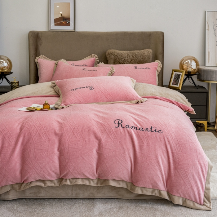 91家纺网 家纺一手货源 找家纺 骏腾 2022新款酒店风雕花牛奶绒刺绣款四件套-浪漫满屋 樱花粉