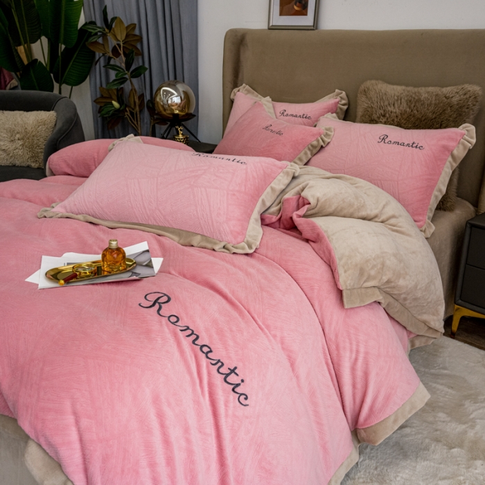 91家纺网 家纺一手货源 找家纺 骏腾 2022新款酒店风雕花牛奶绒刺绣款四件套-浪漫满屋 樱花粉