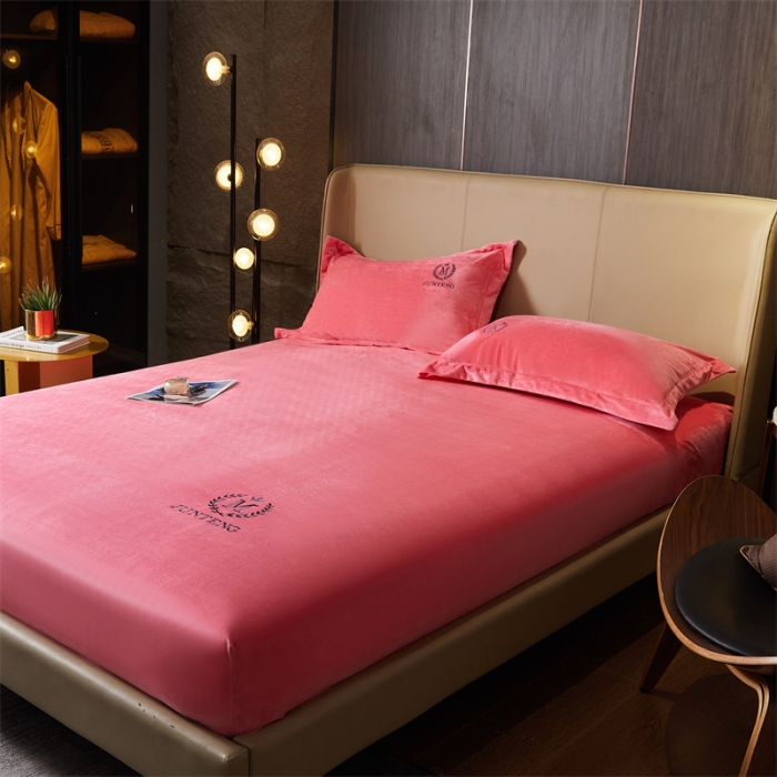 91家纺网 家纺一手货源 找家纺 骏腾 2022新款酒店轻奢刺绣水晶绒宝宝绒单床笠 玫粉