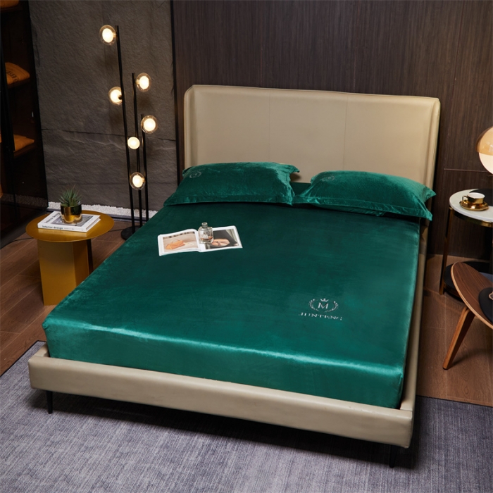 91家纺网 家纺一手货源 找家纺 骏腾 2022新款酒店轻奢刺绣水晶绒宝宝绒单床笠 墨绿