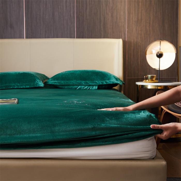 91家纺网 家纺一手货源 找家纺 骏腾 2022新款酒店轻奢刺绣水晶绒宝宝绒单床笠 墨绿