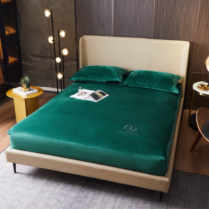 91家纺网 家纺一手货源 找家纺 骏腾 2022新款酒店轻奢刺绣水晶绒宝宝绒单床笠 墨绿